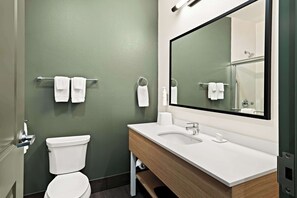 Chambre, 1 très grand lit | Salle de bain | Articles de toilette (gratuits), séchoir à cheveux, serviettes fournies