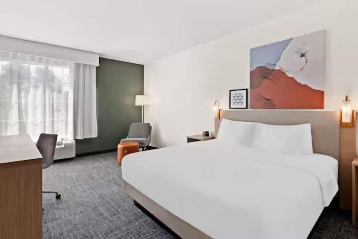 Literie de qualité, lit avec matelas à plateau-coussin, bureau