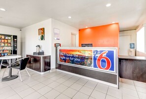 Lobby sitting area - Motel 6 Waco, TX - Lacy Lakeview (Waco)