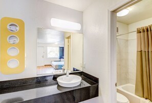 Combined shower/tub, towels - Motel 6 Waco, TX - Lacy Lakeview (Waco)