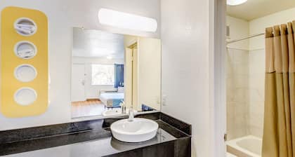 Motel 6 Waco, TX - Lacy Lakeview