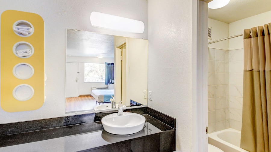 Motel 6 Waco, TX - Lacy Lakeview