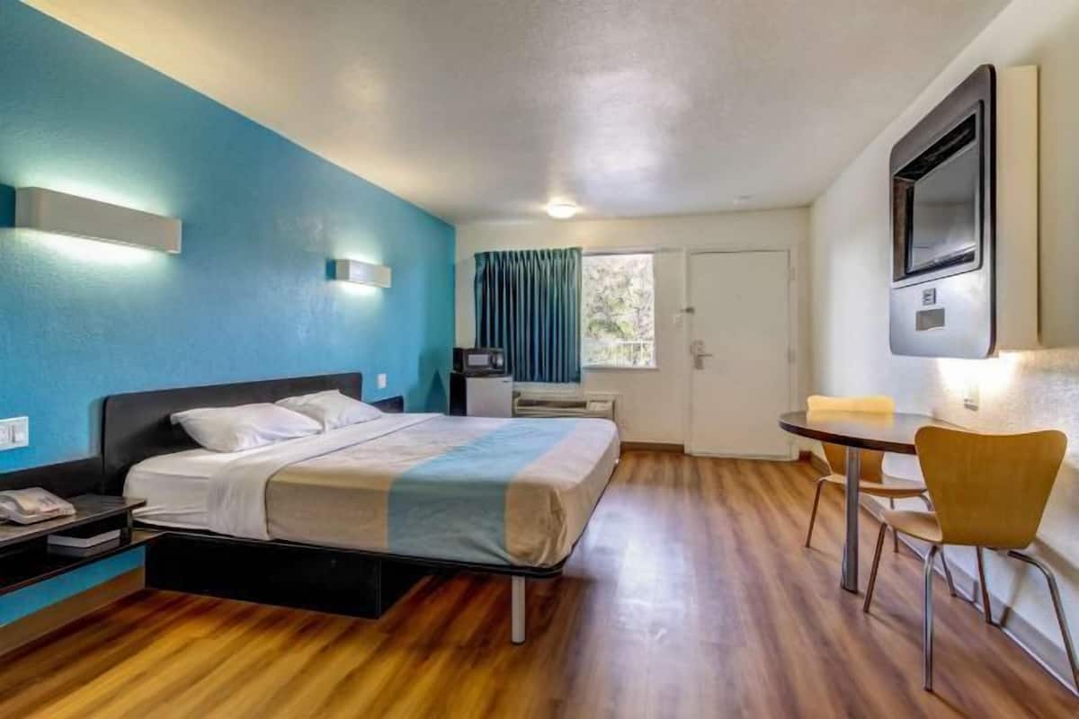 WiFi (free), bed sheets