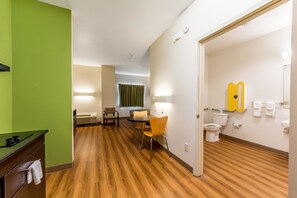 Egyptian cotton sheets, premium bedding, pillow-top beds - Super 8 by Wyndham Kenedy (Kenedy)