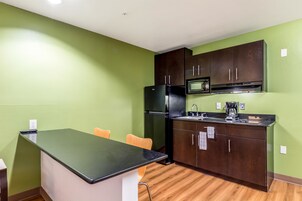 Refrigerador con freezer, microondas, placa de cocina, cafetera/tetera