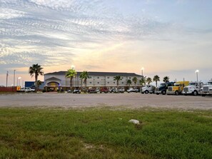 Front of property - Super 8 by Wyndham Kenedy (Kenedy)