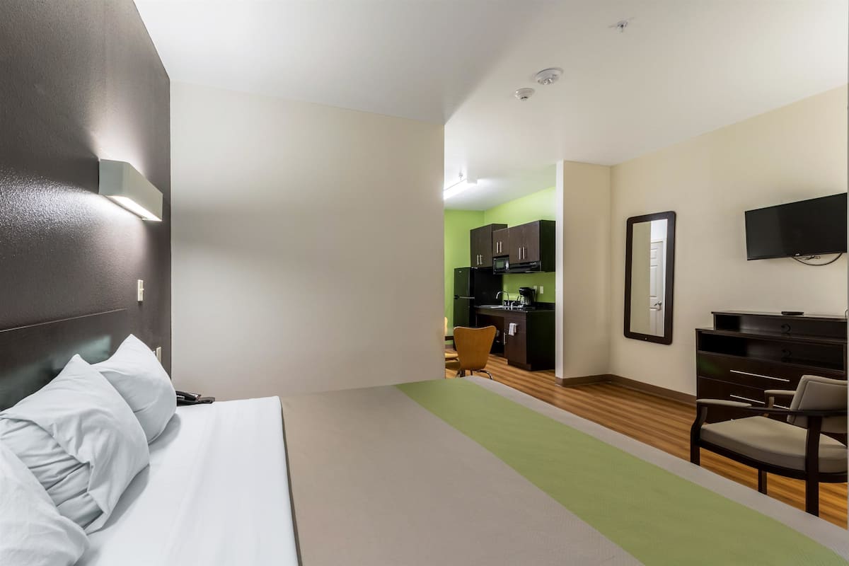 Room, 1 Queen Bed, Non Smoking | Egyptian cotton sheets, premium bedding, pillowtop beds