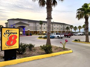 Front of property - Super 8 by Wyndham Kenedy (Kenedy)