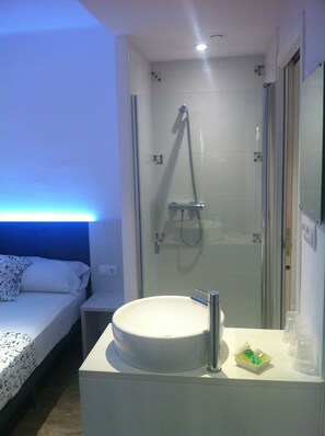 Shower, free toiletries, hair dryer, towels - Hostal Ribas (Lloret de Mar)