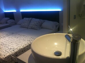 Triple Room | Memory-foam beds, soundproofing, iron/ironing board - Hostal Ribas (Lloret de Mar)