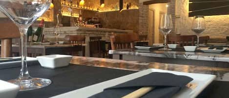 Breakfast, lunch, dinner served; sushi