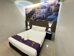 Deluxe Queen No Window | Desk, soundproofing, free WiFi, bed sheets - Best View Hotel Puchong (Puchong)