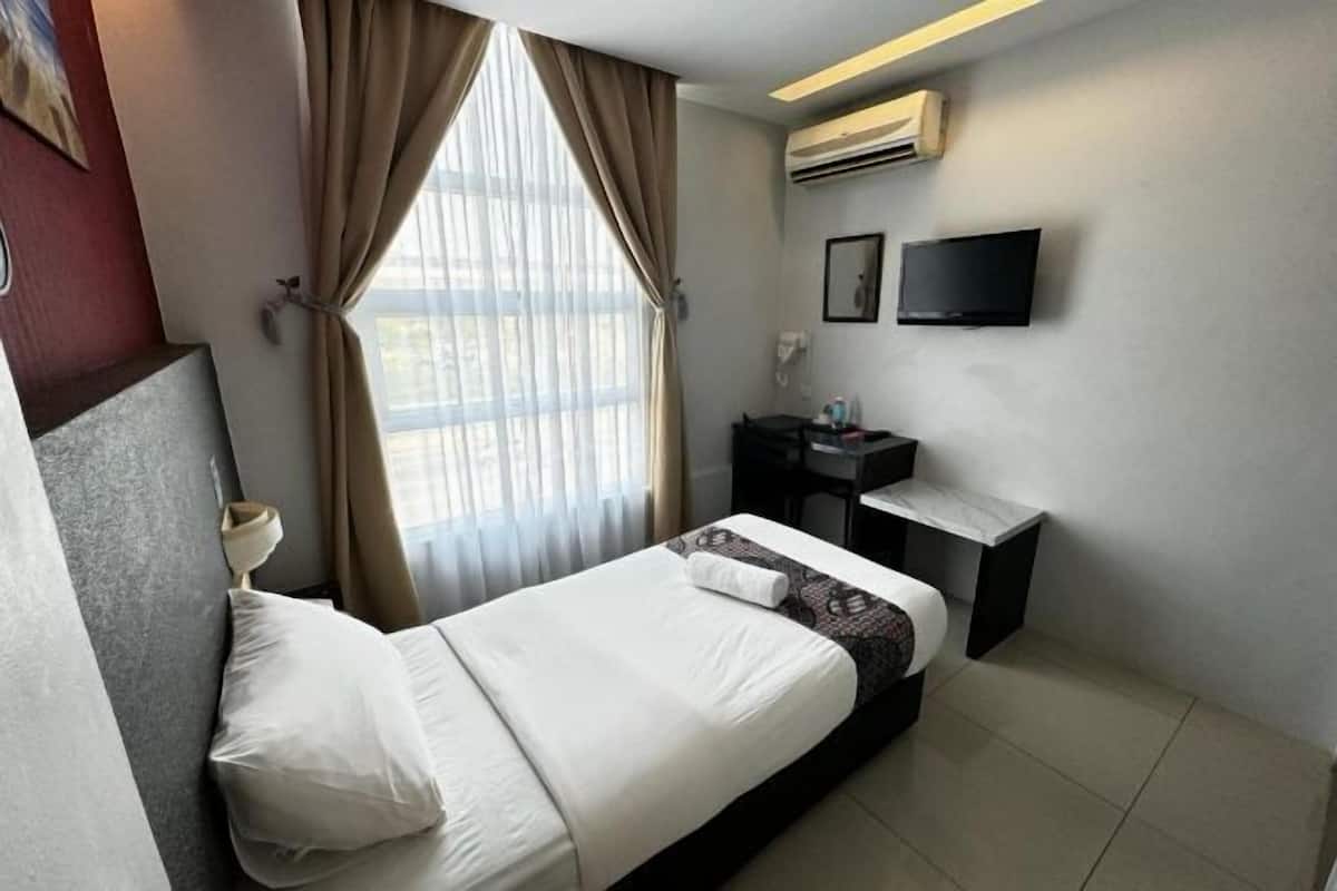 Desk, soundproofing, free WiFi, bed sheets
