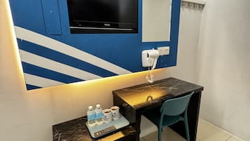 Deluxe-Zimmer, 1 Queen-Bett, ohne Fenster | Schreibtisch, schallisolierte Zimmer, kostenloses WLAN, Bettwäsche