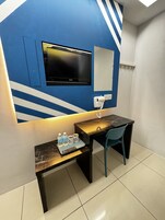 Habitación Deluxe, 1 cama de matrimonio, sin ventanas | Escritorio, sistema de insonorización, wifi gratis y ropa de cama