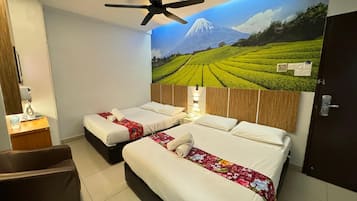 Muebles diferentes, escritorio y espacio para trabajar con laptop