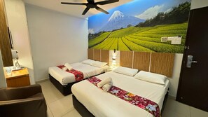 Kamar Keluarga (Window) | Dilengkapi dengan perabotan berbeda-beda dan meja kerja