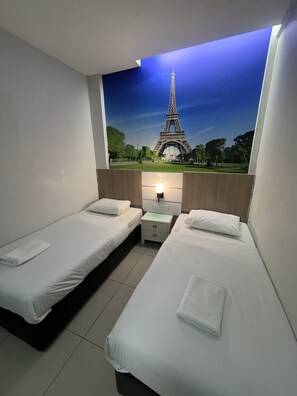 Kamar Twin Superior, 2 Tempat Tidur Twin, tanpa jendela | Dilengkapi dengan perabotan berbeda-beda dan meja kerja