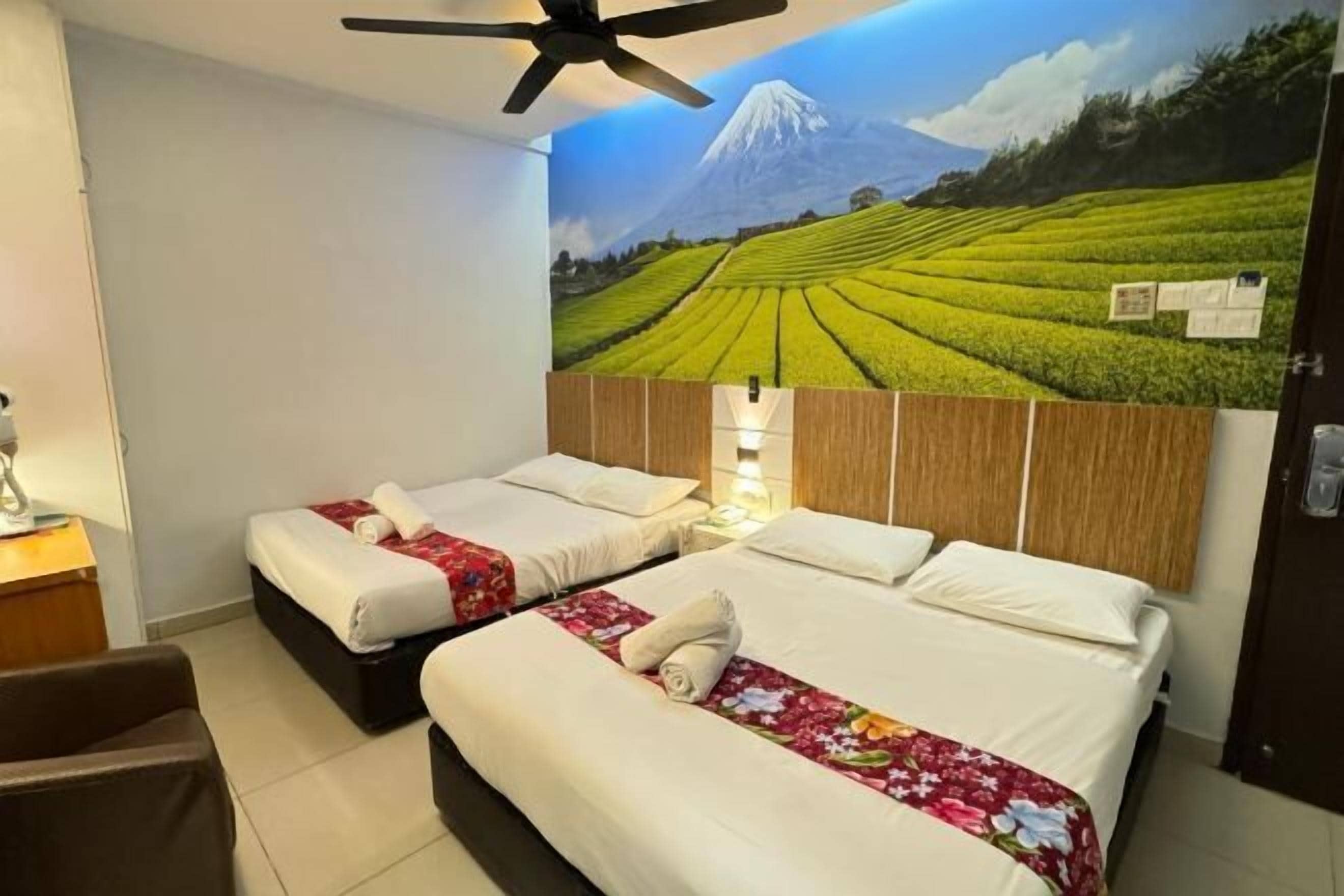 Muebles diferentes, escritorio y espacio para trabajar con laptop 