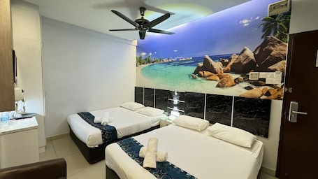 Muebles diferentes, escritorio y espacio para trabajar con laptop