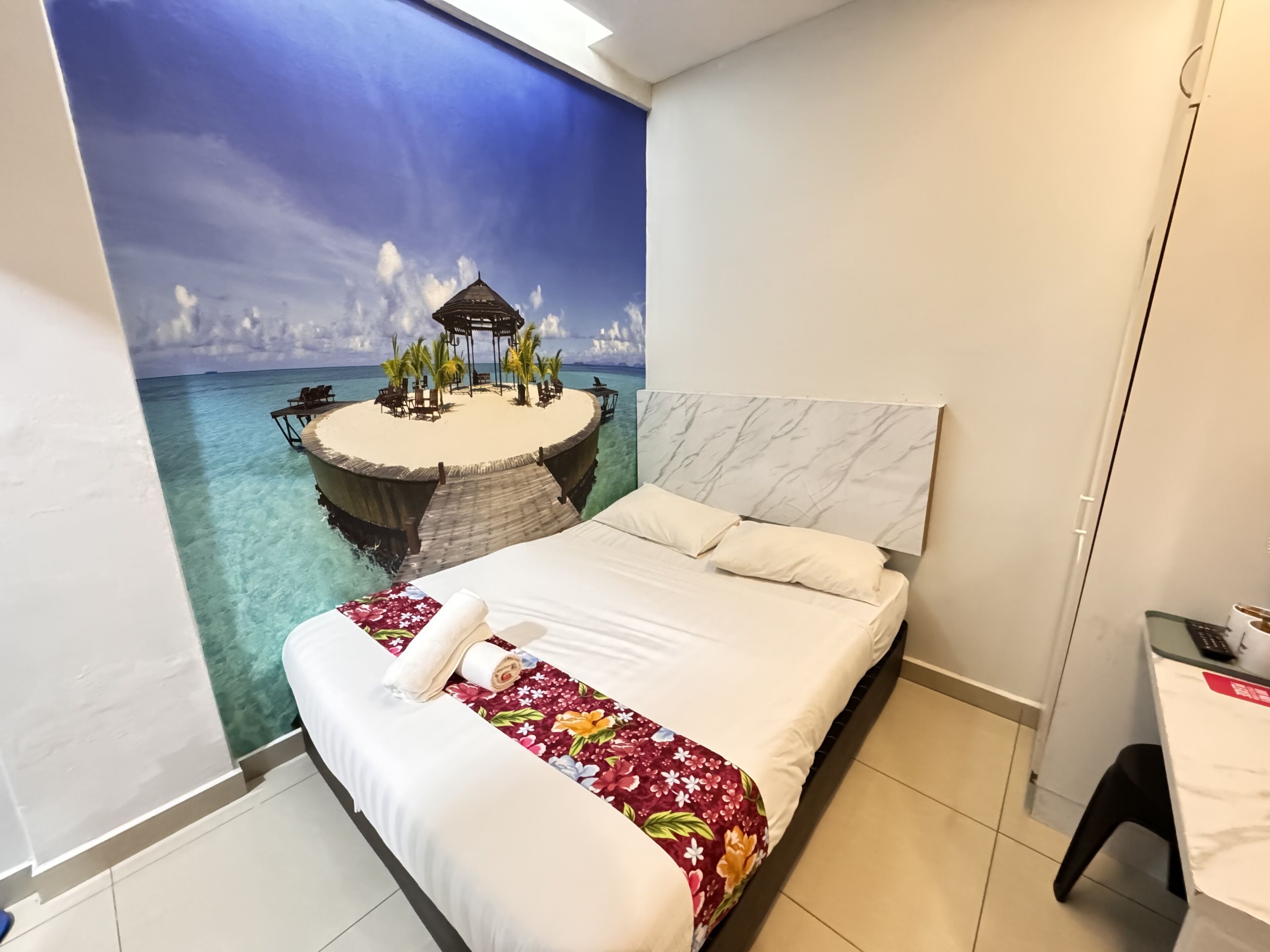 Muebles diferentes, escritorio y espacio para trabajar con laptop 