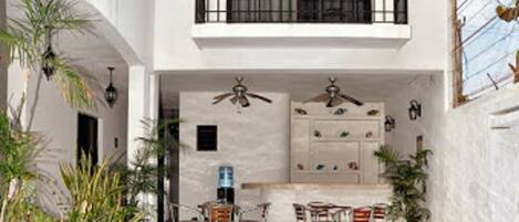 2 albercas al aire libre y camastros