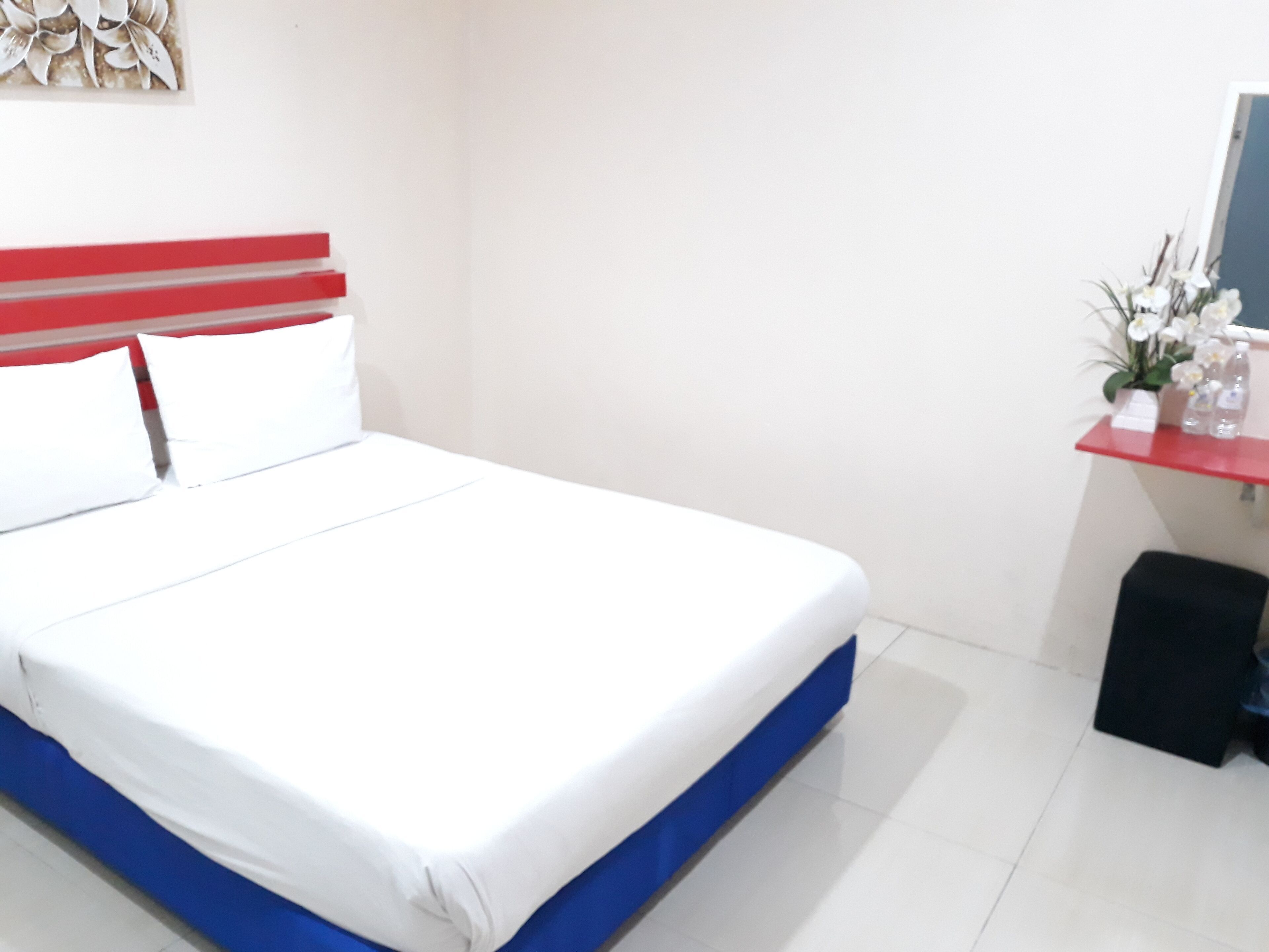 Escrivaninha, quartos à prova de som, Wi-Fi de cortesia, roupa de cama