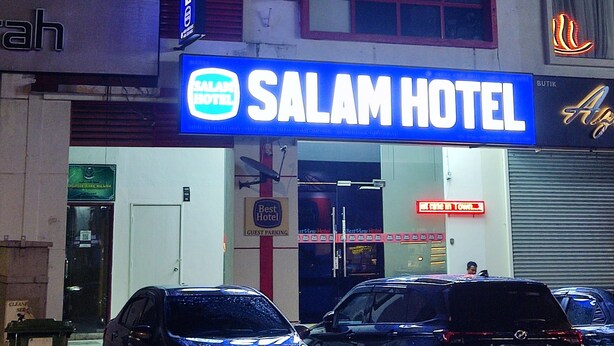 Un hotel con un letrero llamativo que dice "SALAM HOTEL".