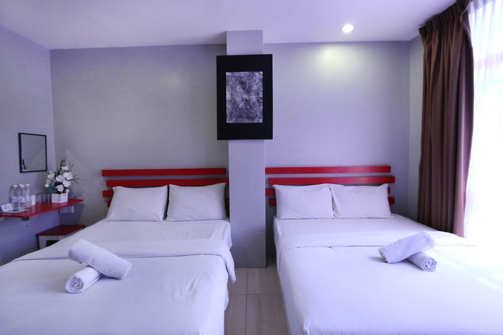 Escrivaninha, quartos à prova de som, Wi-Fi de cortesia, roupa de cama