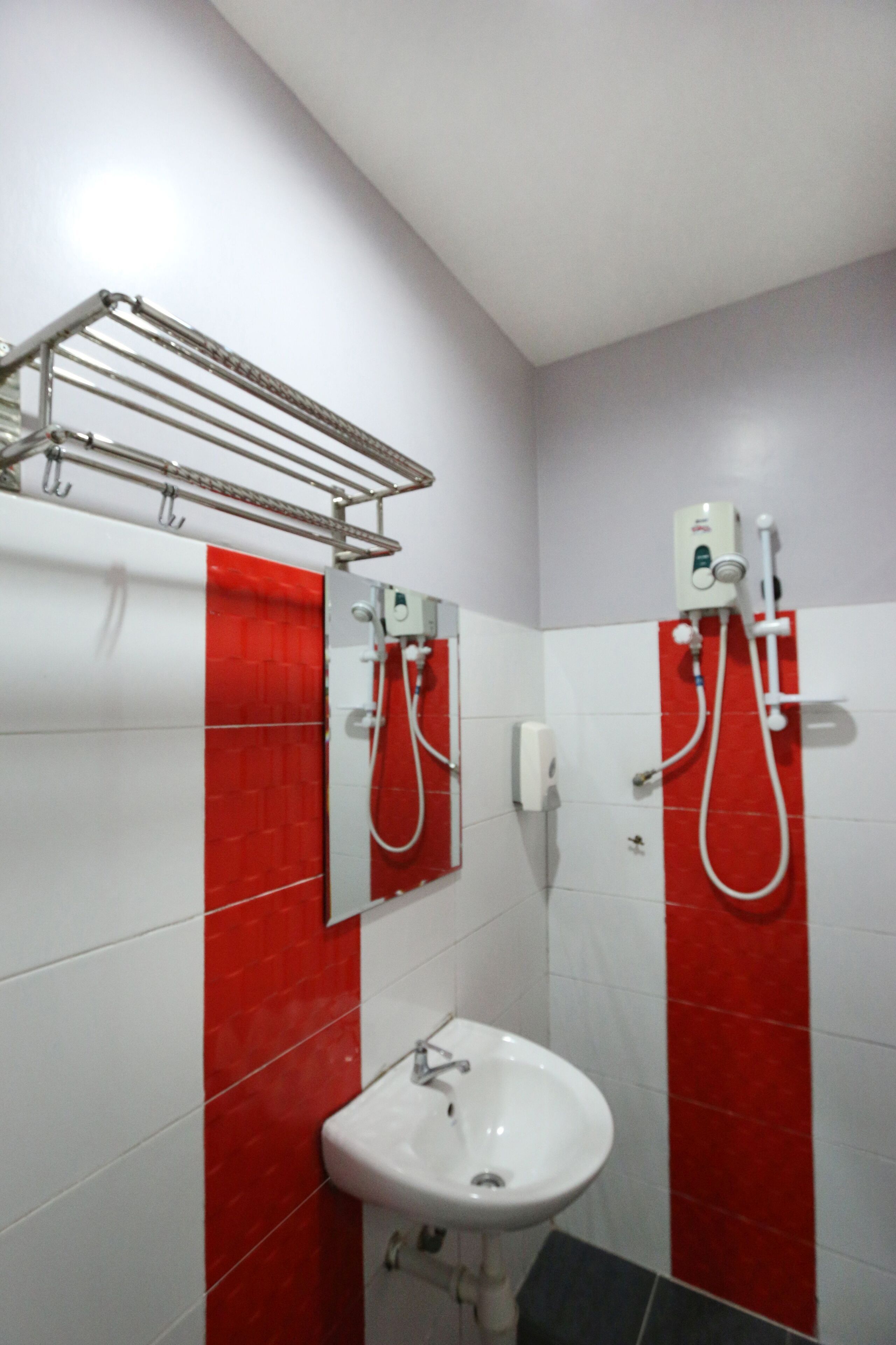 Superior Window | Bathroom | Shower, hair dryer, towels