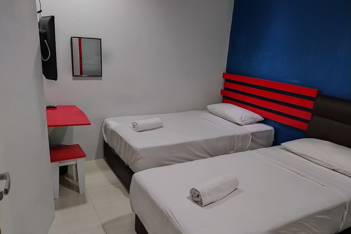 Escrivaninha, quartos à prova de som, Wi-Fi de cortesia, roupa de cama