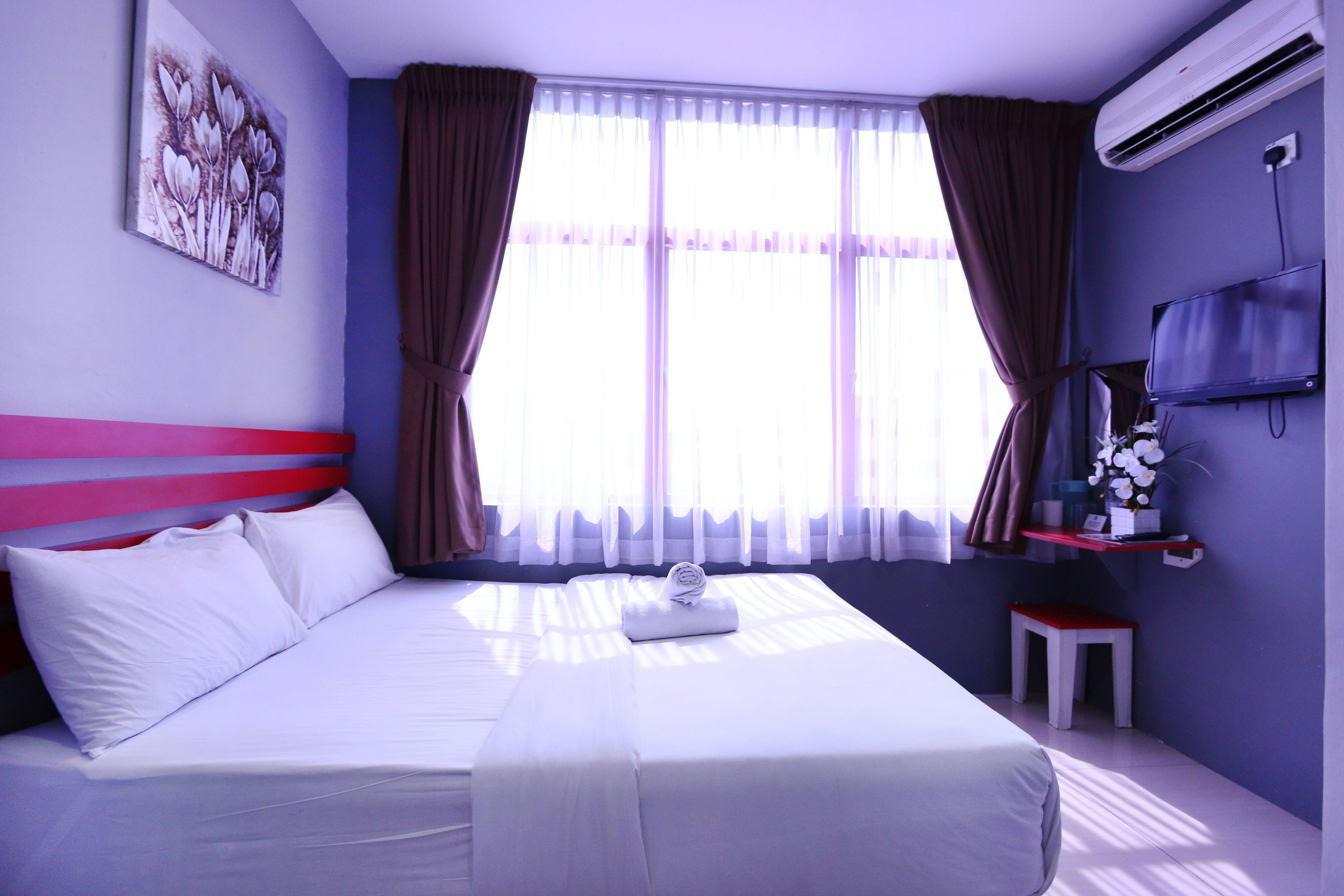 Escritorio, sistema de insonorización, wifi gratis y ropa de cama 