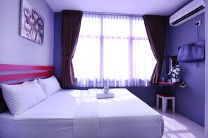 Escritorio, sistema de insonorización, wifi gratis y ropa de cama