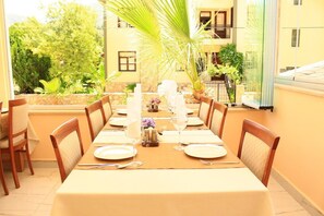 2 Restaurants, Frühstück, Mittagessen, Abendessen, internationale Küche