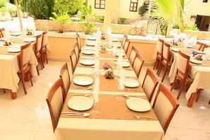 2 Restaurants, Frühstück, Mittagessen, Abendessen, internationale Küche