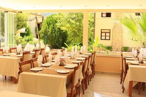 2 Restaurants, Frühstück, Mittagessen, Abendessen, internationale Küche