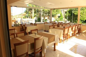 2 Restaurants, Frühstück, Mittagessen, Abendessen, internationale Küche