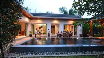 Deluxe Villa | Room service – dining