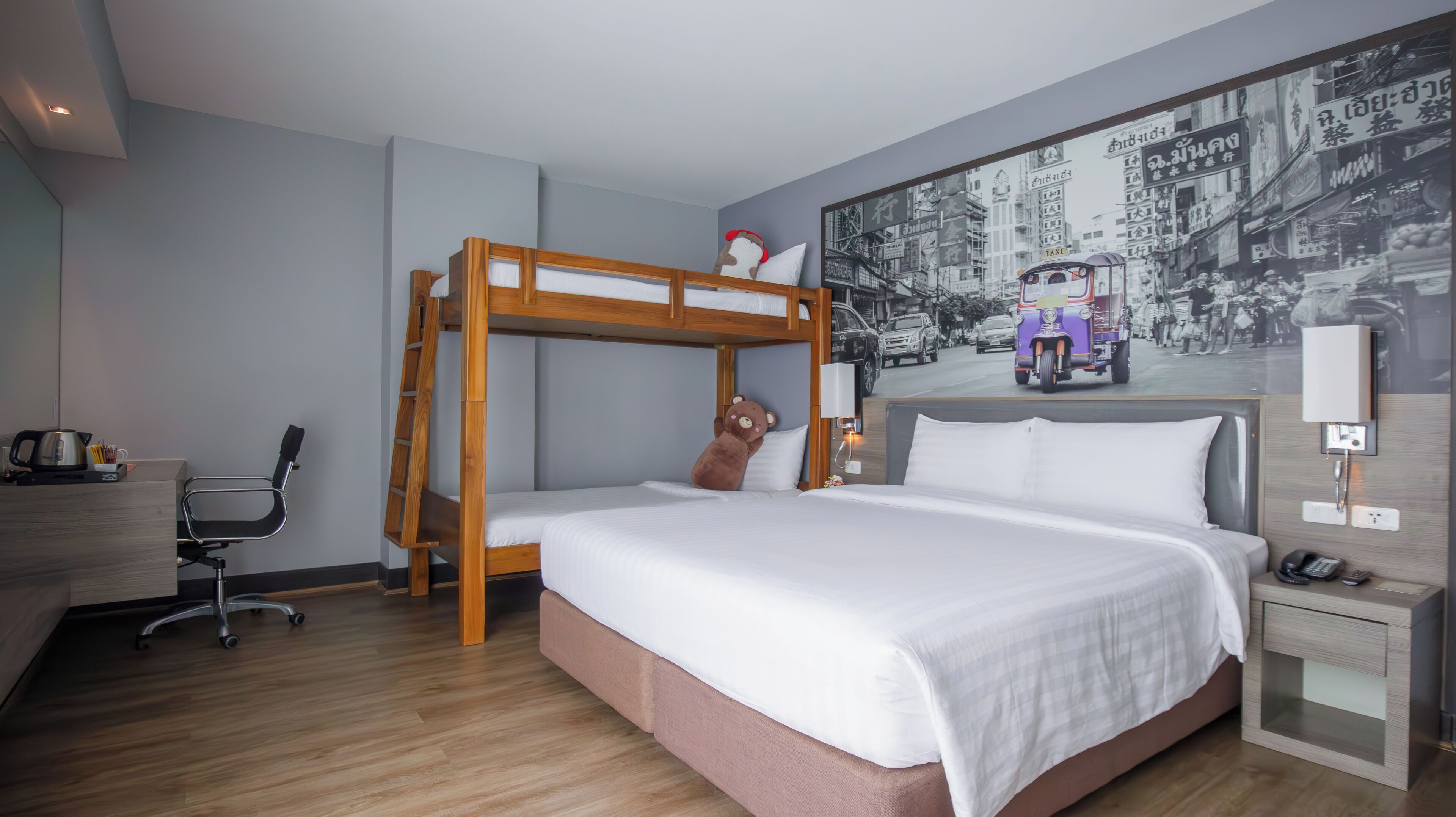 Deluxe with Bunk Bed | Pengeskab på værelset, skrivebord, arbejdsområde til bærbare computere
