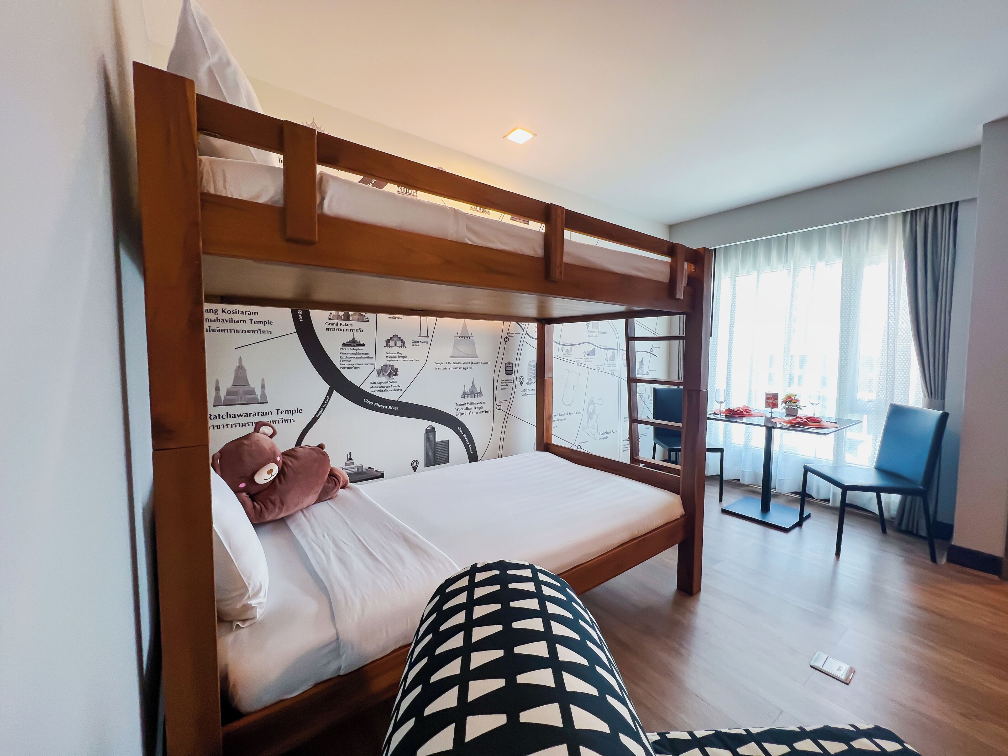 One Bedroom Suite with Bunk Bed | Pengeskab på værelset, skrivebord, arbejdsområde til bærbare computere