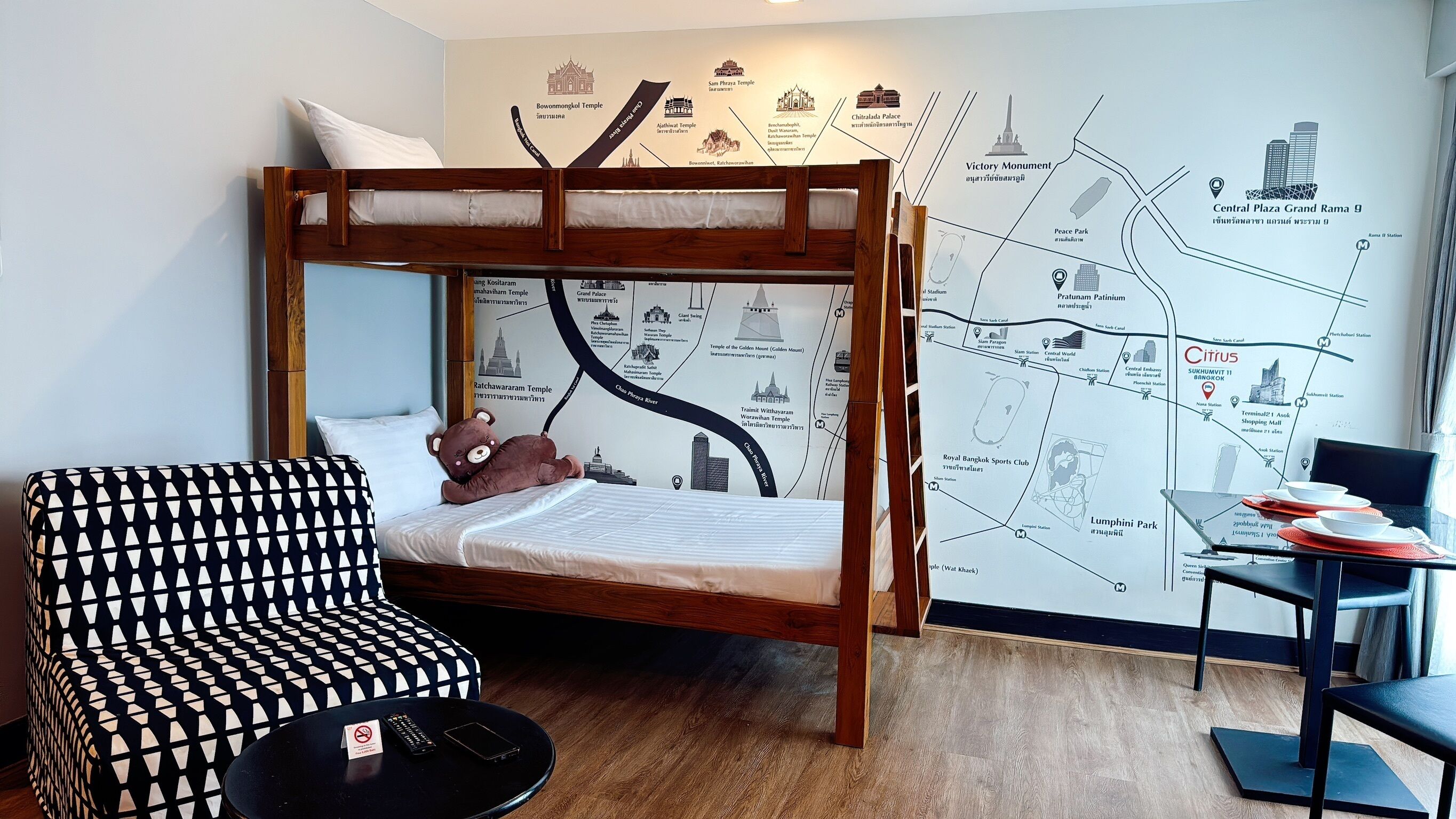 One Bedroom Suite with Bunk Bed | Peti besi dalam bilik, meja, ruang kerja komputer riba, kalis bunyi 