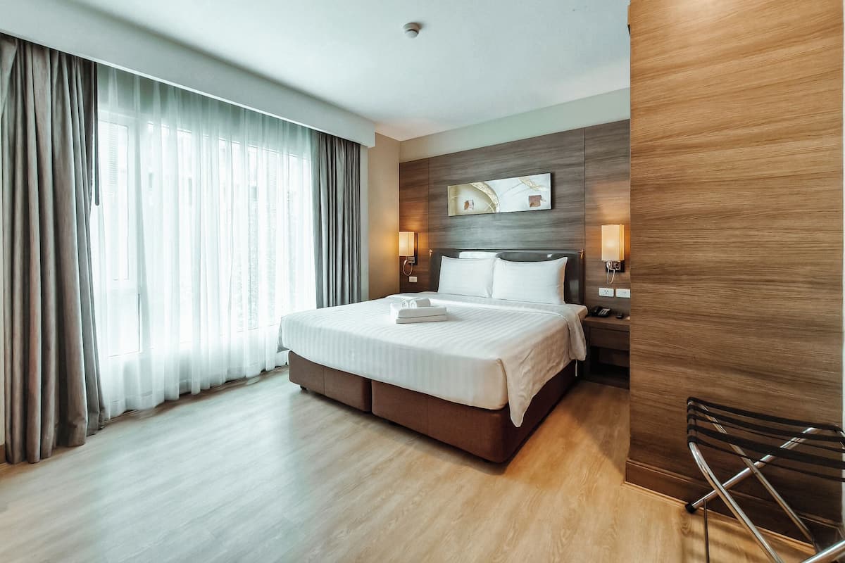 Cozy Room | 客房內保險箱、書桌、筆電工作空間、隔音