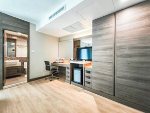 2 Bedrooms Premier (6 pax) | Pengeskab på værelset, skrivebord, arbejdsområde til bærbare computere