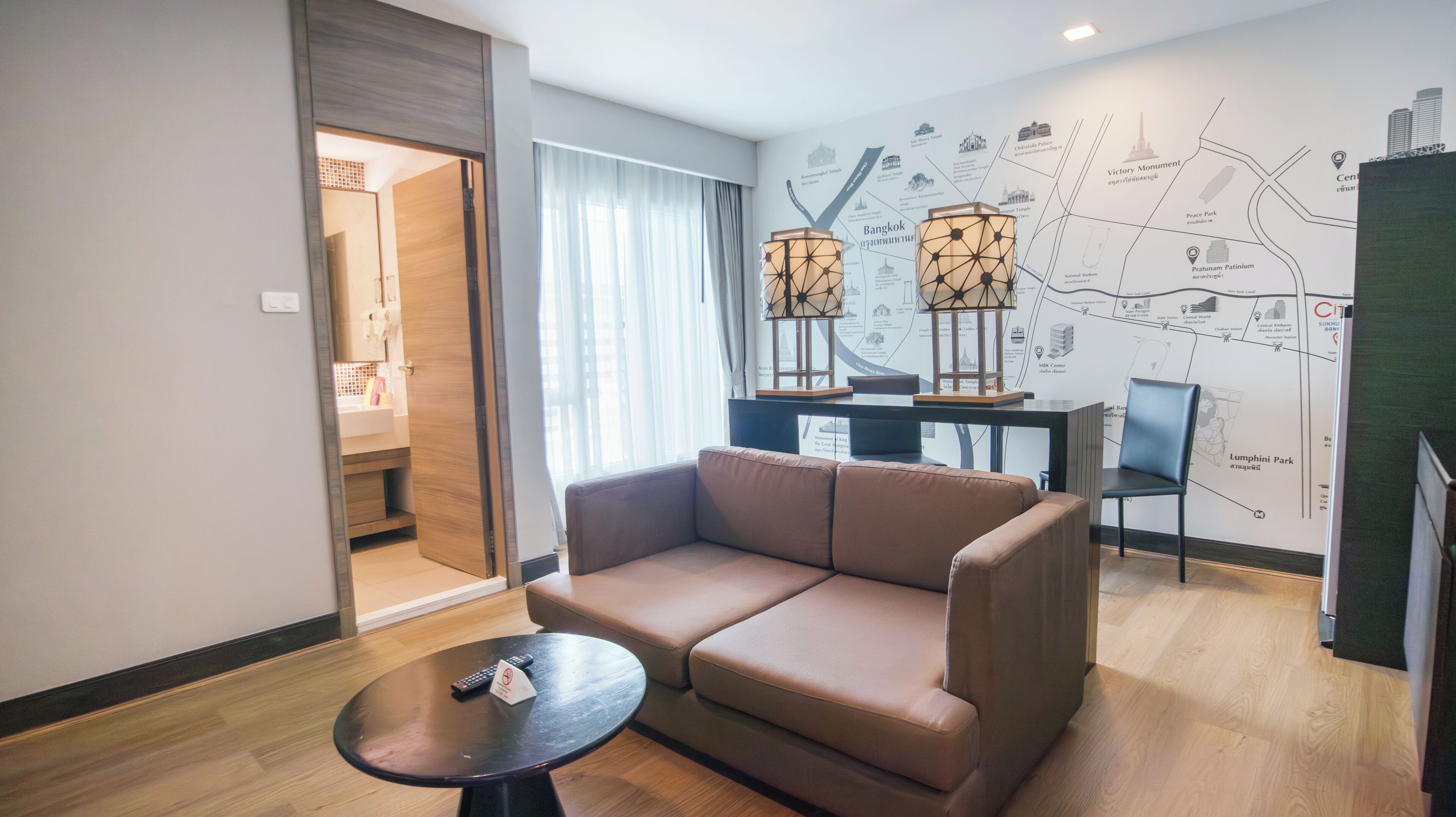 1 Bedroom Suite | Opholdsområde | 32-tommers LCD-tv med kabelkanaler, tv