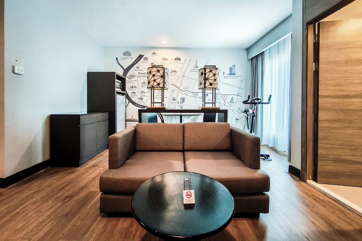 1 Bedroom Suite | Living area | 32-inch LCD TV with cable channels, TV