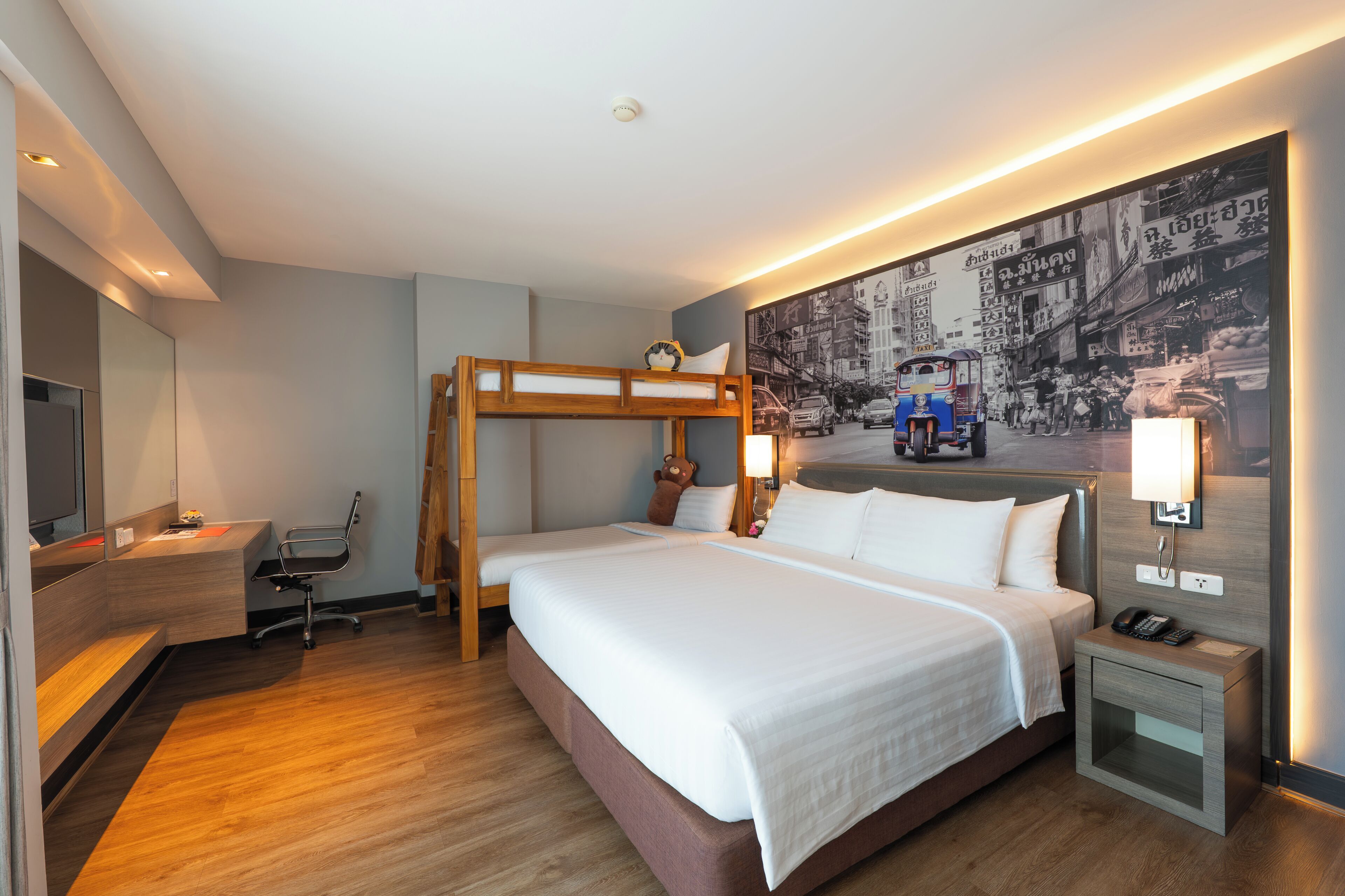 Deluxe with Bunk Bed | Cofres nos quartos, escrivaninha, espaço de trabalho para notebook