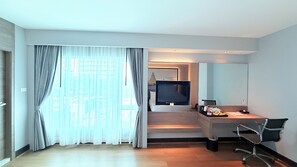 Habitación familiar | Caja de seguridad en la habitación y escritorio