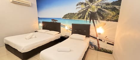 Deluxe driepersoonskamer, balkon | Een strijkplank/strijkijzer, gratis wifi, beddengoed