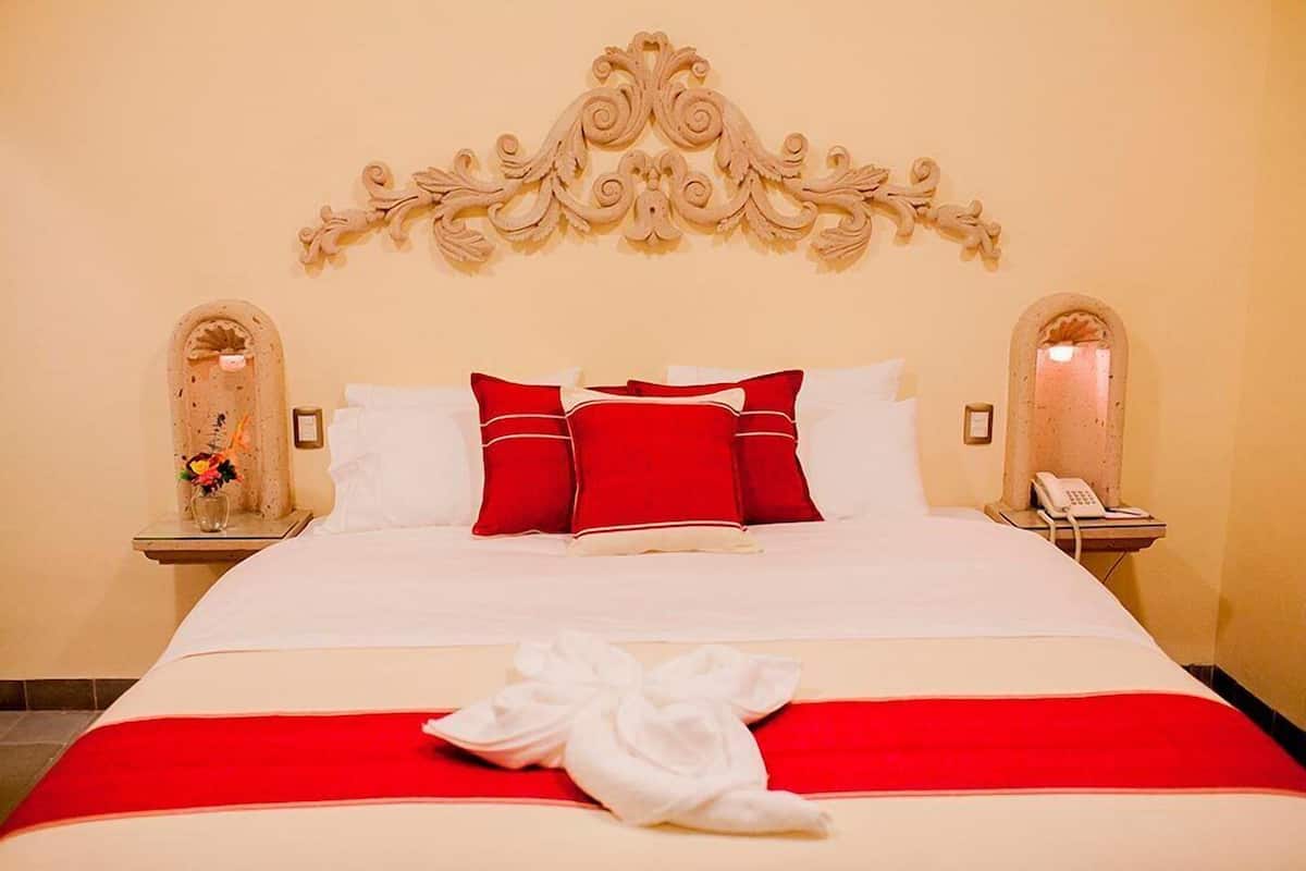 Habitación superior | Decoración personalizada, muebles diferentes y wifi gratis
