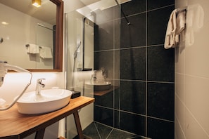 Een douche, gratis toiletartikelen, een haardroger, handdoeken